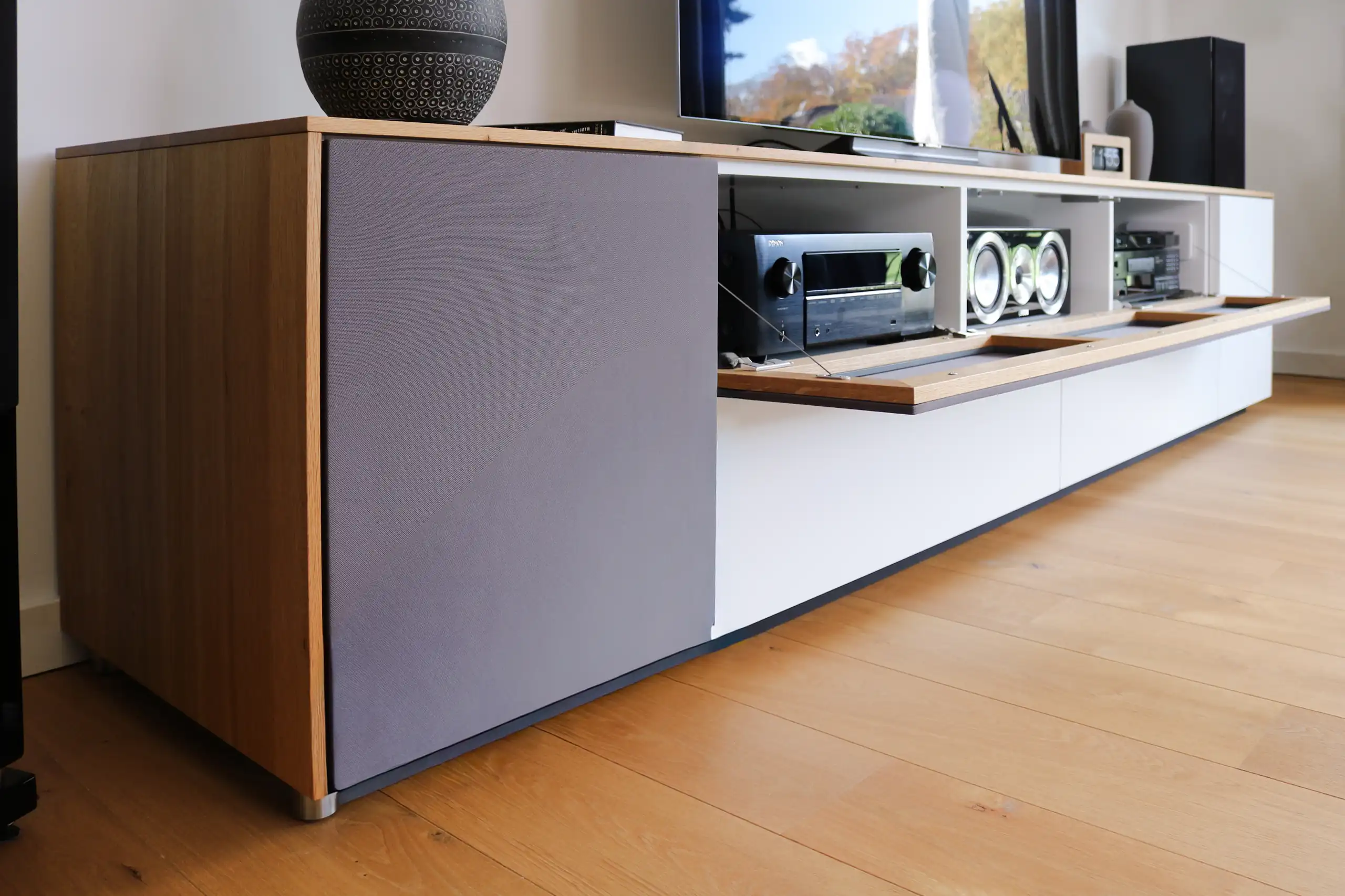 Maßgefertigtes TV- und Medien-Sideboard aus Holz, Weiß und grauen Stofffronten mit offenen Fächern für Hi-Fi-Technik